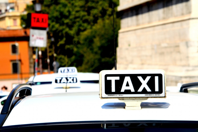 taxis-STE AGNES-min_taxi_auto_rome_road_white-1051610